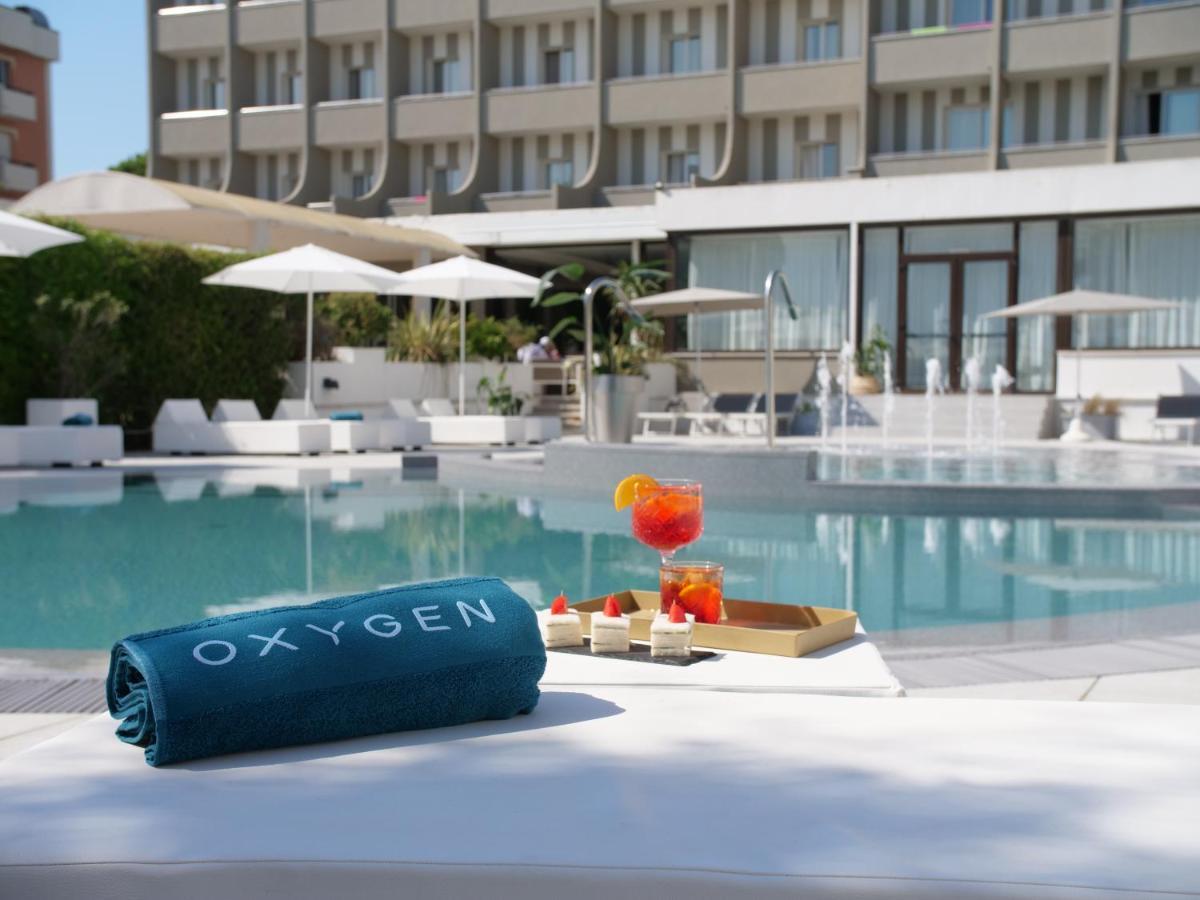 Oxygen Lifestyle Hotel Viserbella di Rimini エクステリア 写真